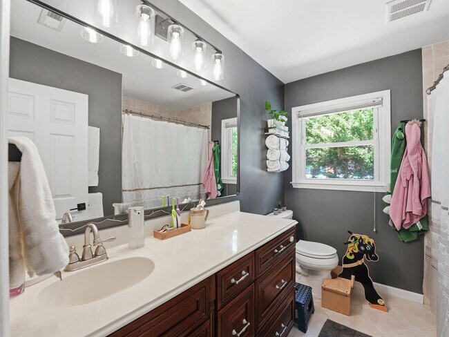 Building Photo - Freshly Refined Home with Generous Space and Timeless Appeal