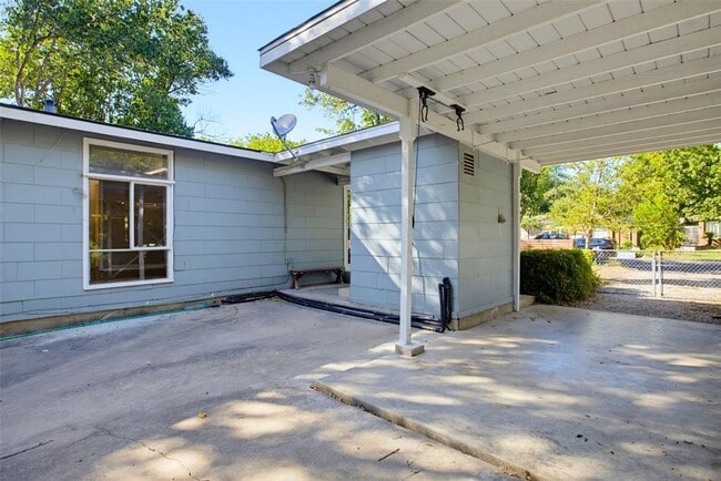 Building Photo - 1405 Broadmoor Dr