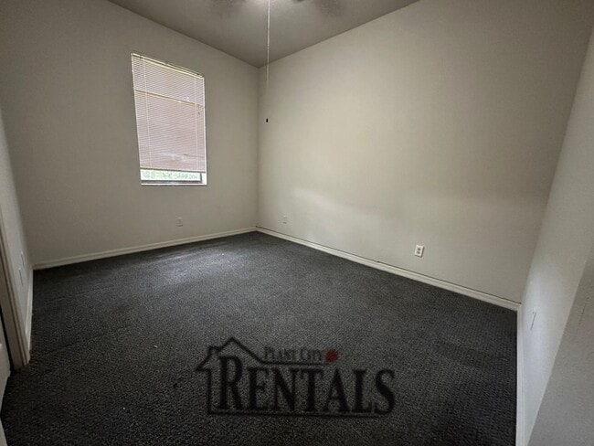 Building Photo - 3/2.5 RARE TOWNHOME NEW PAINT & CARPET