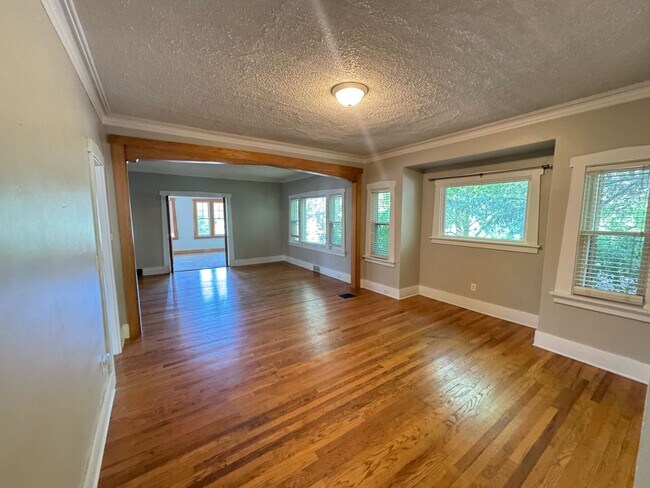 Building Photo - Close to Downtown! Includes washer and dryer