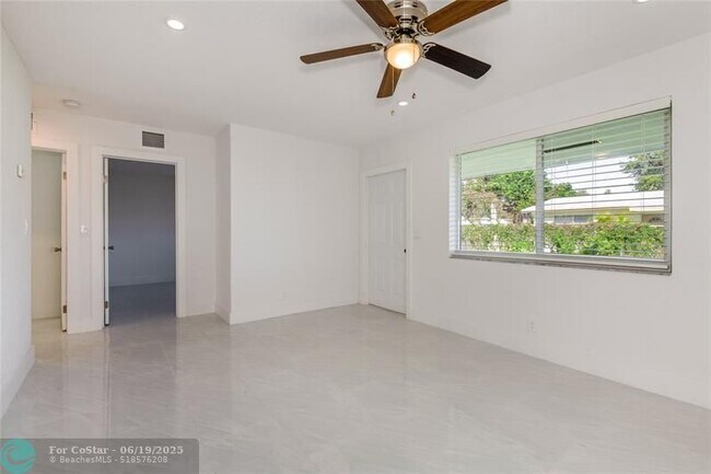 Building Photo - 430 SW 9th Ave
