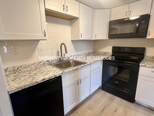 Building Photo - Stunning 2 Story townhome w/ outdoor Maintenance provided