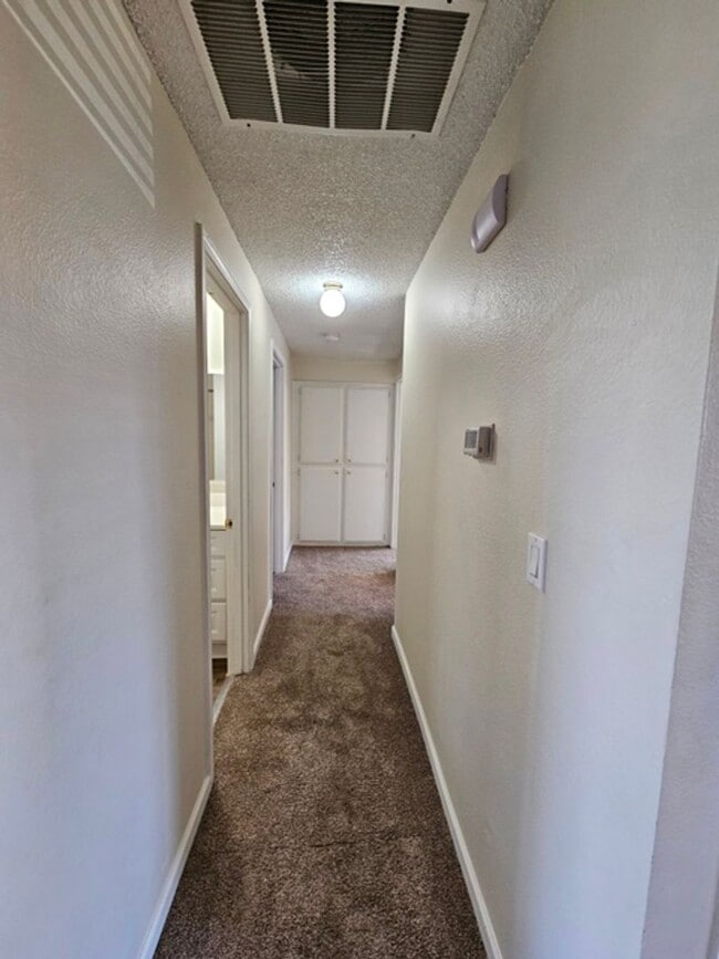 Building Photo - 3Bd/2Ba Single Story Home-Available to View!