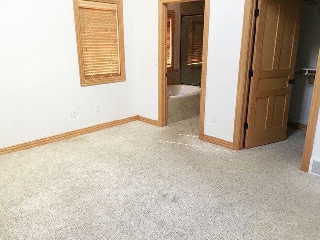 Building Photo - Executive 3-Bedroom (plus bonus room) 3 1/...