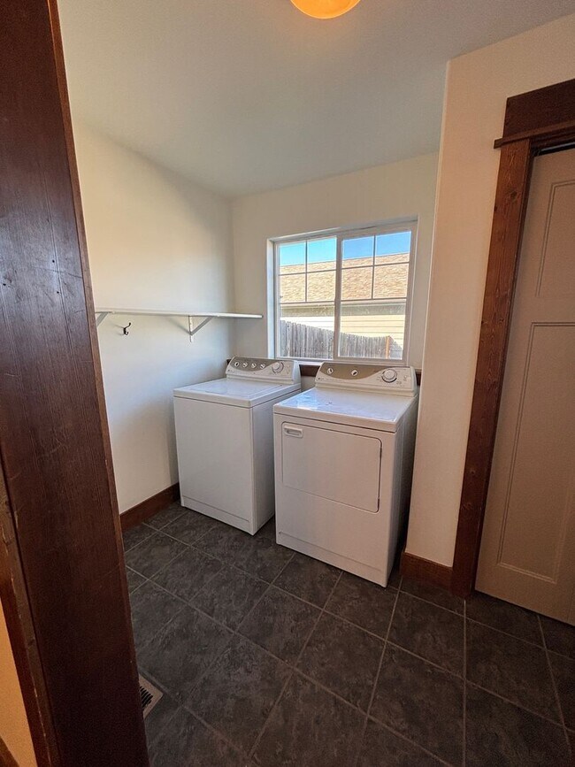 Building Photo - FIRST MONTH'S RENT 1/2 PRICE!!!
