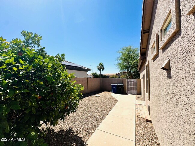 Building Photo - 2720 E Hazeltine Way