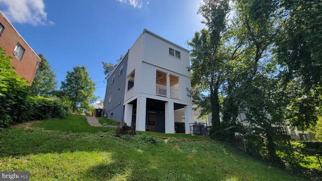 Building Photo - 531 Hilltop Terrace SE
