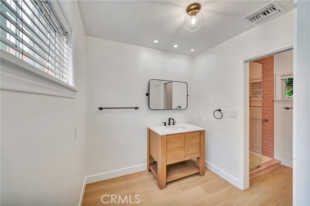Building Photo - 546 S Beachwood Dr