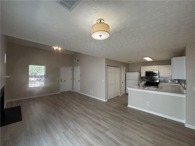 Building Photo - 2140 Lexington Ln