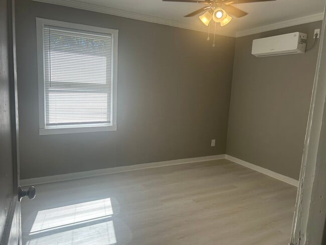 Building Photo - 816 W 42nd St