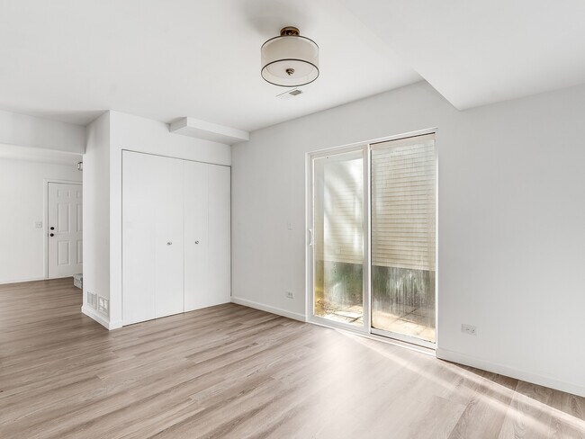 Building Photo - 1053 Symphony Dr