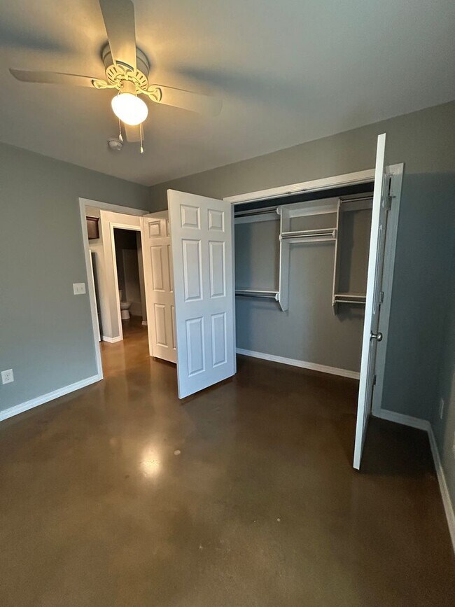 Building Photo - 117 Sequoya Dr