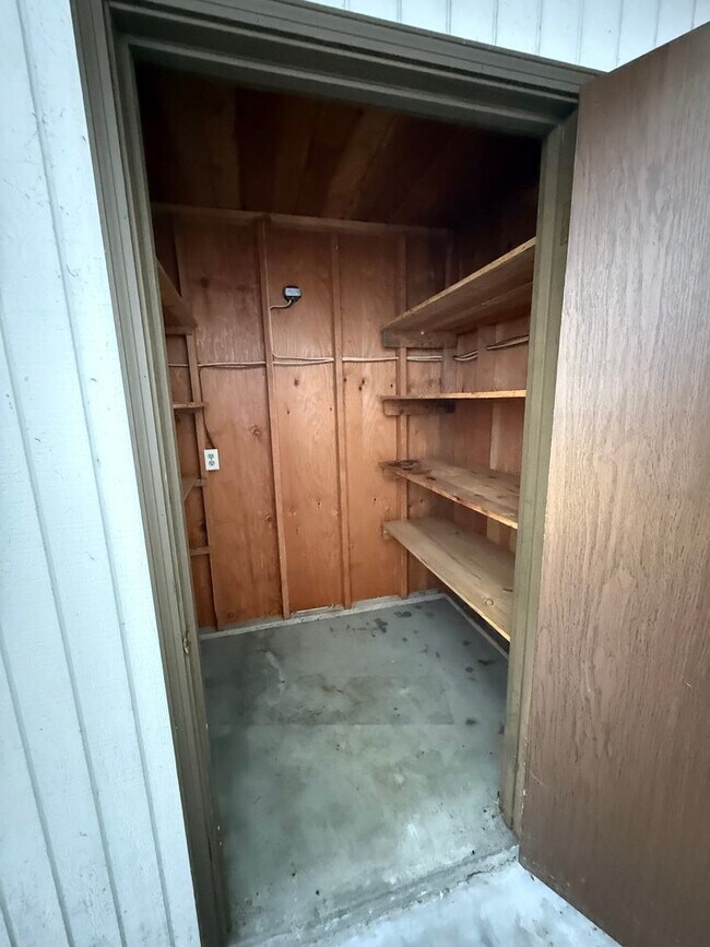Building Photo - Swanky Retro Living in the Heart of North Everett!
