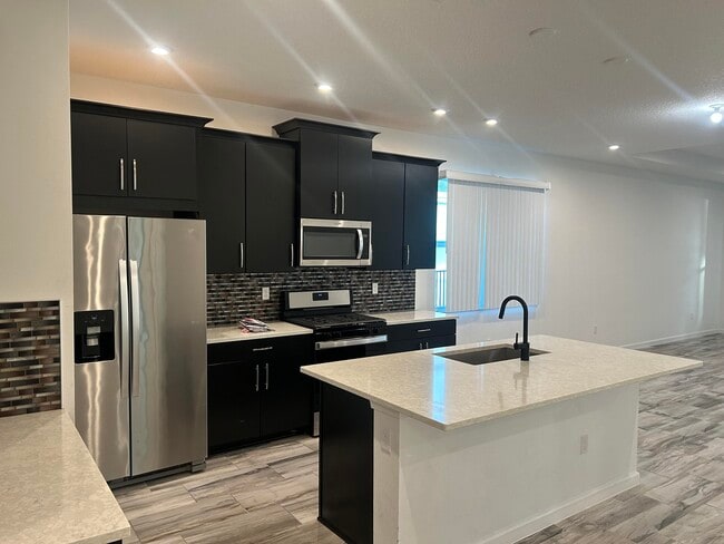 Building Photo - 12742 SW Phoenix Dr