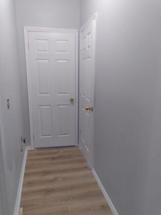 Building Photo - 3 Bedroom Apartment w Free Heat