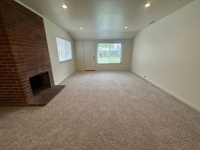 Building Photo - Charming 3-Bed Home with Huge Yard & Fresh...