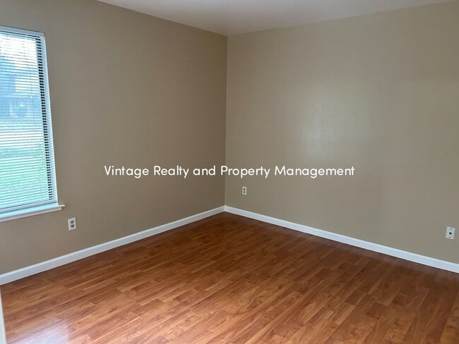 Building Photo - Back On The Rental Market Nice Cozy 3 Bedroom Half Plex Home!!!