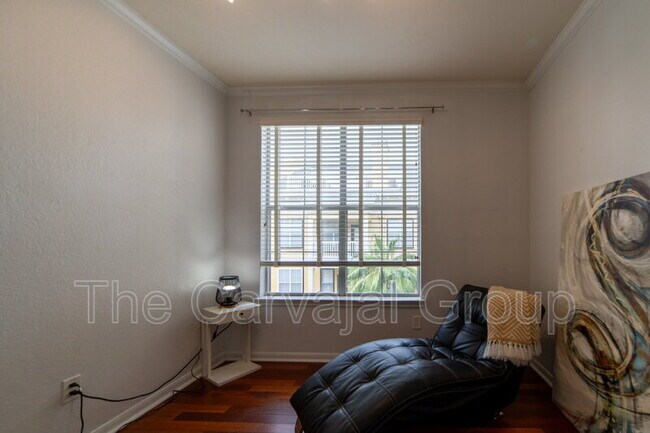 Building Photo - 860 N Orange Ave