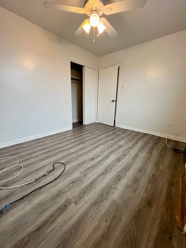 Building Photo - Newly Renovated 2-Bedroom Apartment in Ste...