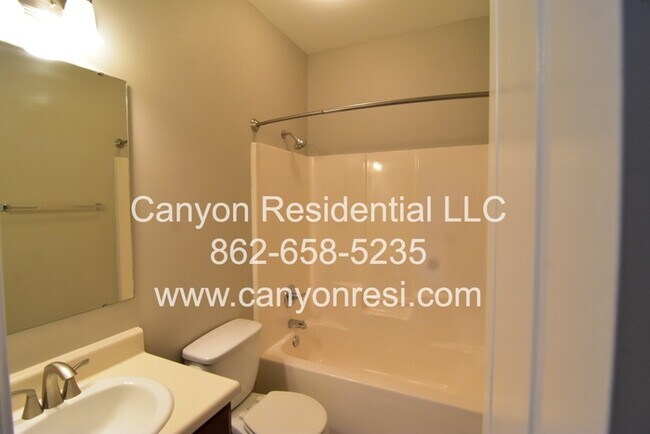 Building Photo - 3637 Crosswinds Dr