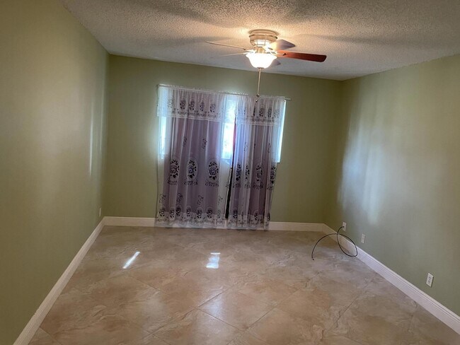 Building Photo - 705 Lori Dr