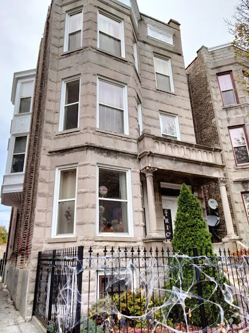Building Photo - 3138 W Fullerton Ave
