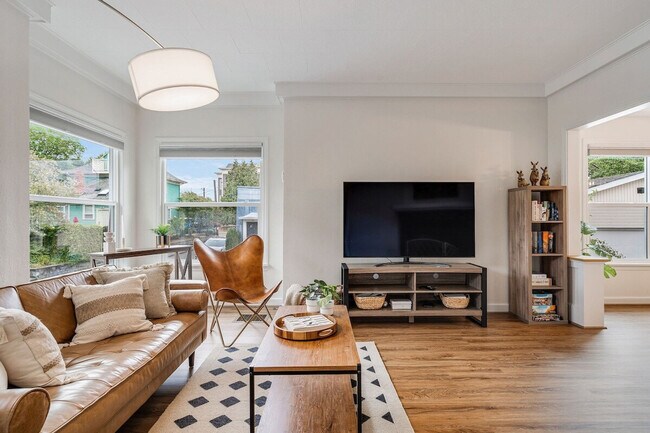 Building Photo - 2403 7th Ave W