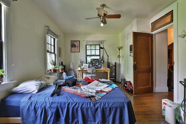 Building Photo - Highly Sought After OSU 6 Bedroom House Iuka Ravine with 2 new bathrooms and free off-street parking