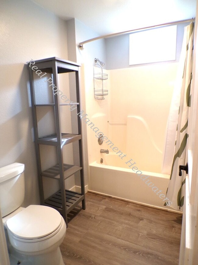 Building Photo - 5 Bedroom 2-1/2 Bath House for Rent