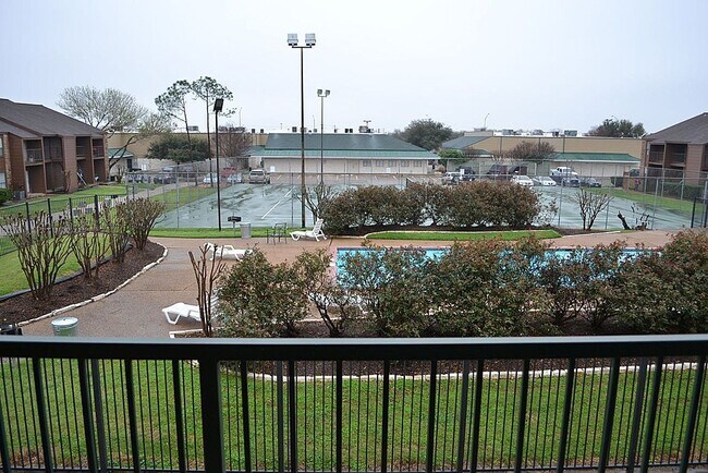 Building Photo - 904 University Oaks Blvd
