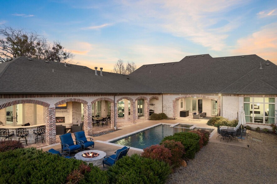 Building Photo - 931 Woodview Dr