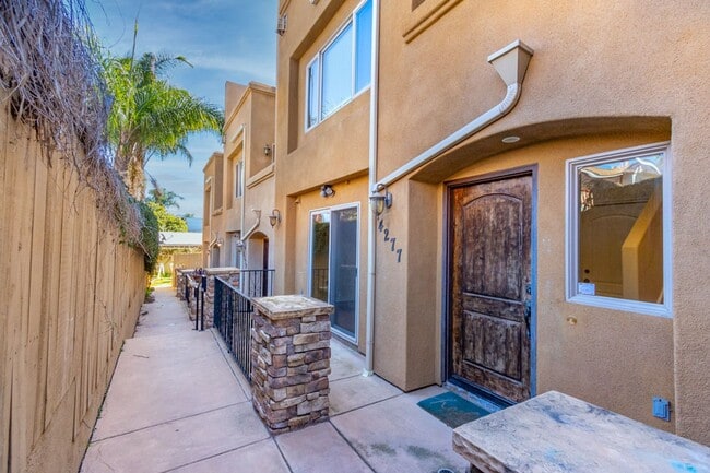 Building Photo - Beautiful 3 br/3.5ba Townhome in Pacific Beach Just Blocks to Crown Point Shores!