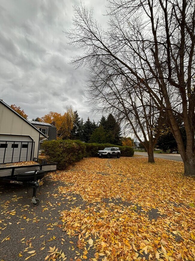 Building Photo - Spacious 4BR, 2.5BA home on 1.3 acres in O...