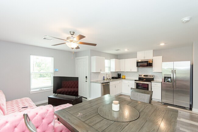 Building Photo - 618 Maple Way St