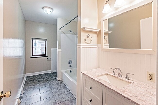 Building Photo - 811 N Van Buren St