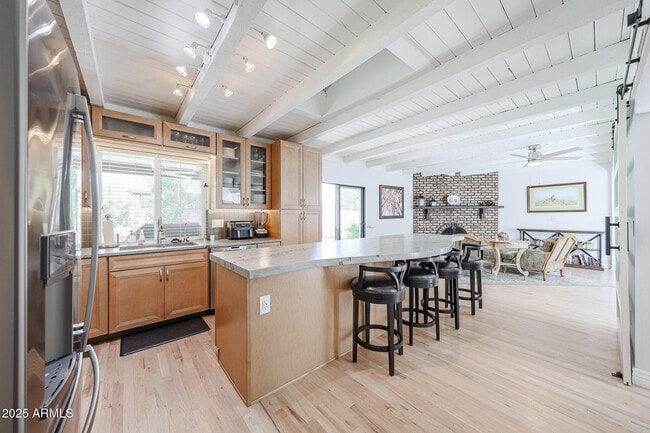 Building Photo - 601 E Forest Hills Dr