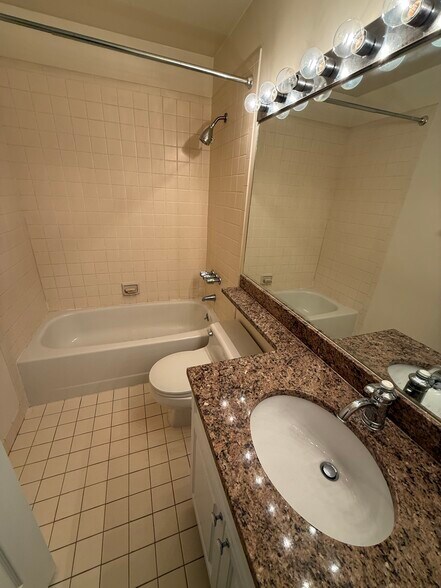 Building Photo - 304 Saint Michaels Walk