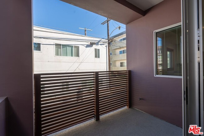 Building Photo - 2707 Ocean Front Walk