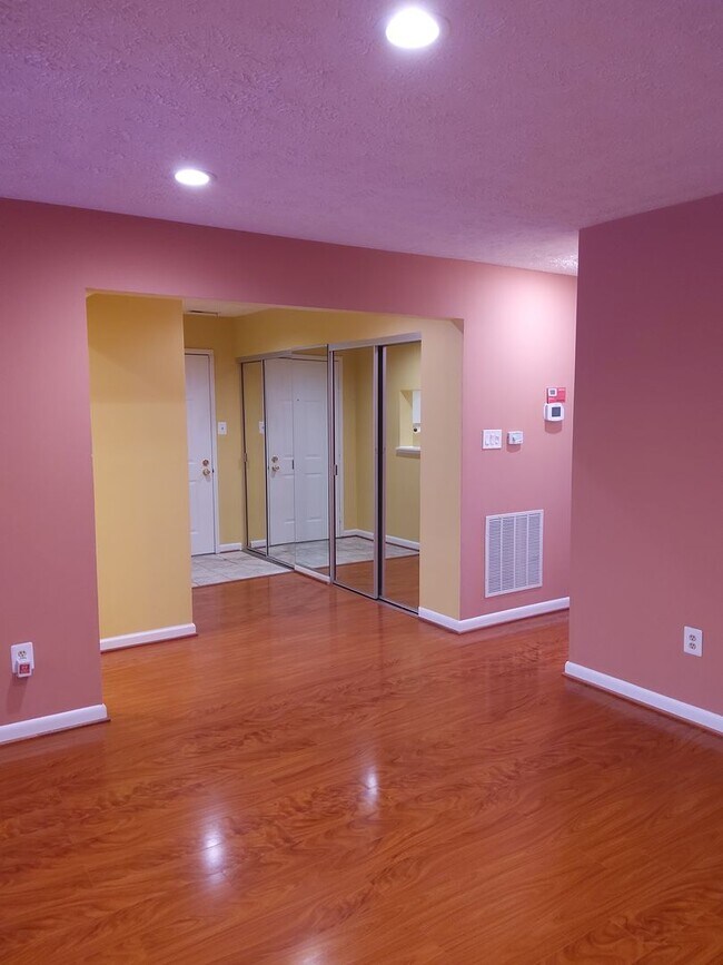 Building Photo - Two Bedroom/ Two Bath Condo at Falls Garde...