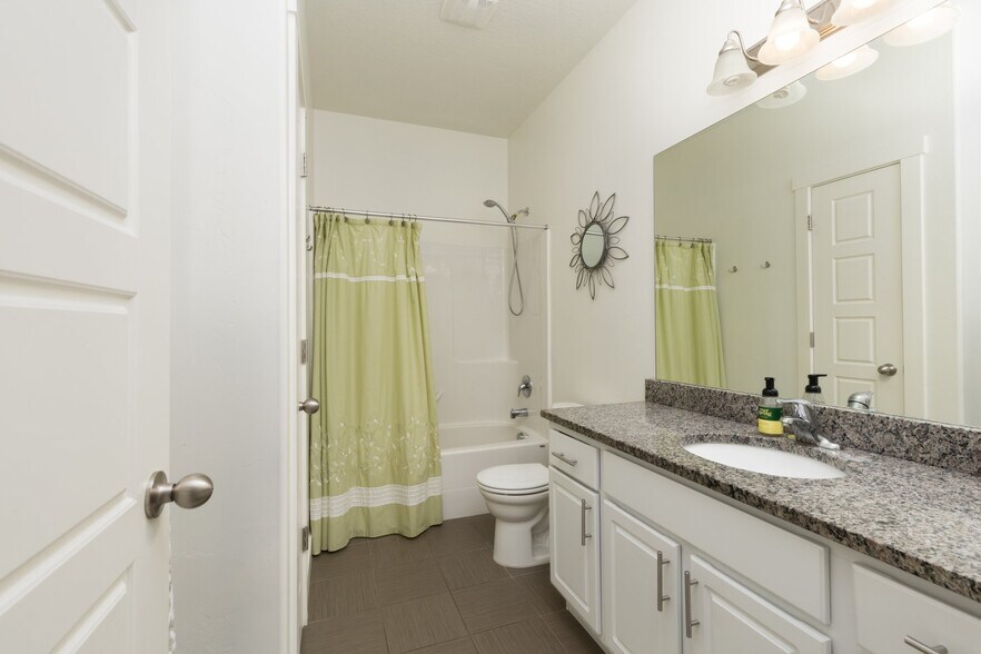 Building Photo - 183 E Lake View Dr
