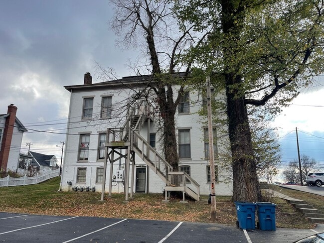 Building Photo - 204 N Mulberry St