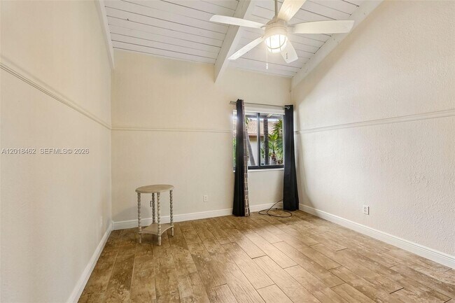 Building Photo - 2731 Parkview Dr S