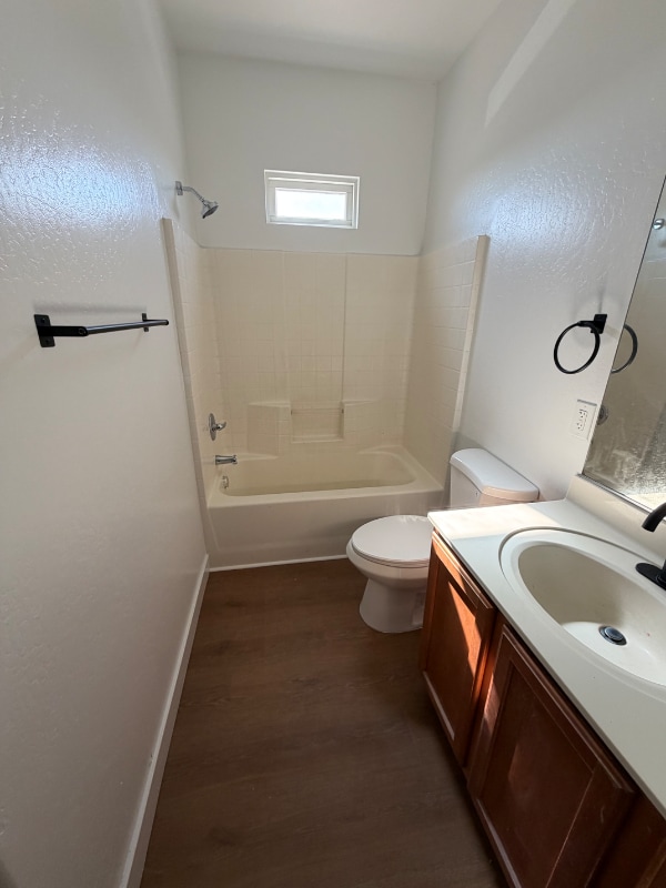 Building Photo - 1190 E Jardin Dr