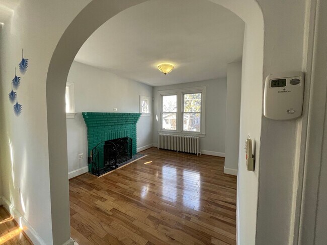 Building Photo - Charming 4BR, 2.5BA Bungalow in the Heart of Mount Rainier!