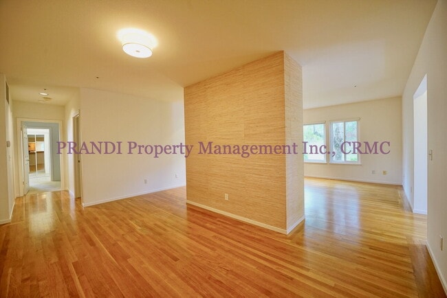Building Photo - Modern Ground Floor Condo with 2 Car Garage!