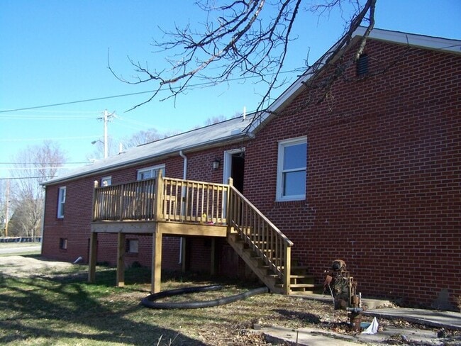 Building Photo - 3 bed, 2 bath, 2 car garage Cape Cod style house in NW Knoxville