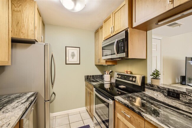 Building Photo - Updated 2 Bed 2 Bath Hunter Creek Condo W/Community Pool