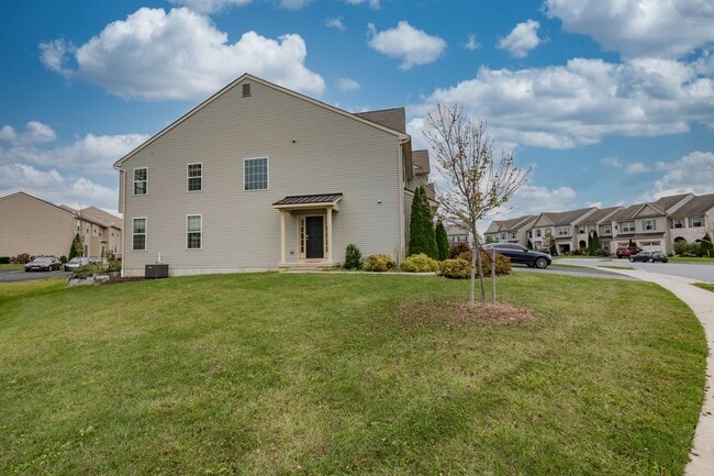 Building Photo - 3 bedroom Townhouse