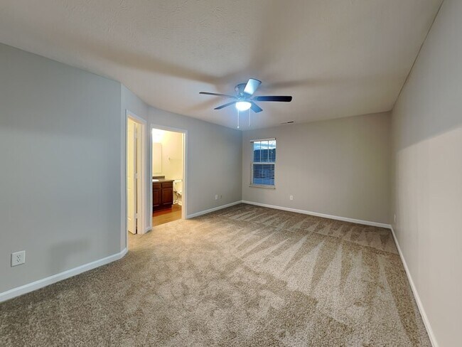 Building Photo - 4 bed 2.5 bath in Plainfield!