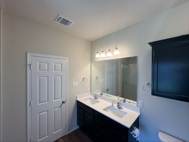 Building Photo - AVAILABLE NOW !